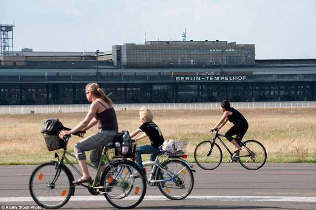 Trong khi nhà ga bị bỏ hoang, đường băng của sân bay Tempelhof tại thành phố Berlin đã được chuyển đổi thành công viên.