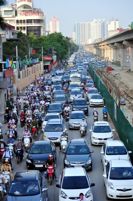 Vào giờ cao điểm, hàng ngàn phương tiện phải chen chúc vượt qua “nút thắt cổ chai” này.