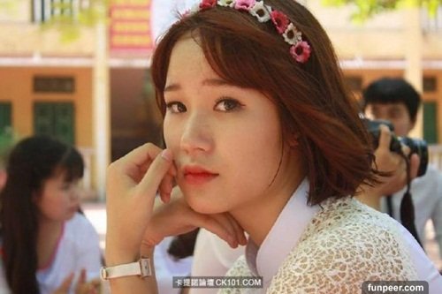 Gương mặt trang điểm nhẹ nhàng kết hợp cùng tà áo trắng khiến cô nữ xinh Việt thu hút ánh nhìn.