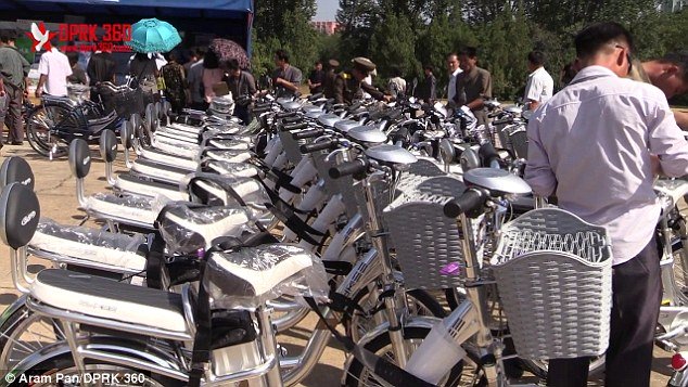 Xe đạp điện cũng thu hút nhiều người xem và mua.
