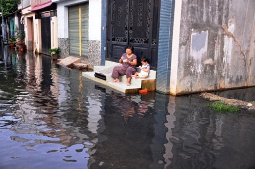 Đến gần tối cùng ngày, một số khu vực nước đã rút nhưng bùn đen, rác bốc mùi hôi thối nồng nặc