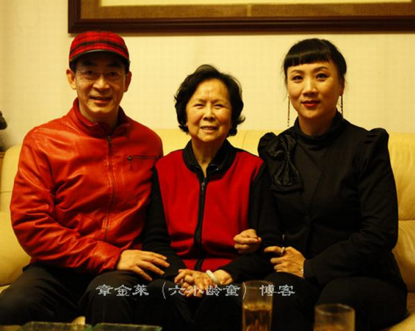 Đạo diễn Dương Khiết (giữa ảnh) đã khóc khi nghe giọng ca của Tưởng Đại Vy thể hiện nhạc khúc Xin hỏi đường ở nơi đâu.