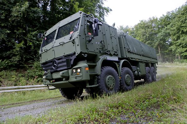 
Với thiết kế hiệu quả, Mercedes còn chào hàng một vài biến thể mới như Actros 3841AK 8x8, đây là phiên bản xe tải quân sự có tải trọng 16,5 tấn.
