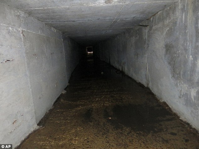 
Đường hầm được phát hiện dưới chiếc ghế bành trong nhà trùm buôn ma túy.
