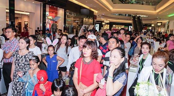 Quang cảnh đám đông vây kín xem Hương Giang biểu diễn và giao lưu.