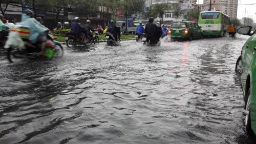 Đường Hồng Bàng cũng chịu chung số phận ngập nước, nhưng nhẹ hơn so với đường Phú Giáo.