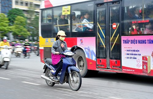 Những cơn gió lạnh khiến nhiều người đi đường rùng mình đưa tay lên giữ cổ áo.