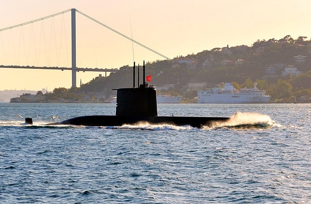 
Trong biên chế của Hải quân Thổ Nhĩ Kỳ có 6 tàu dự án 209/1200 “Atylai” được đưa vào trang bị từ năm 1976 đến năm 1989 và trong tương lai chúng sẽ được thay thế bằng các tàu ngầm Đức kiểu 214 với các động cơ AIP.

Hợp đồng đóng các tàu này đã được ký năm 2011. Trong ảnh: Tàu ngầm Type 209 của Hải quân Thổ Nhĩ Kỳ.
