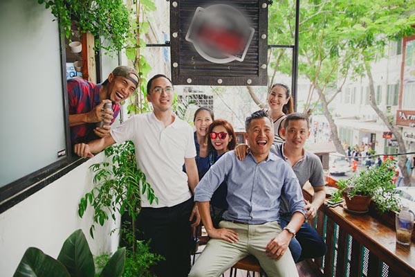 
Tranh thủ thời gian rảnh rỗi, vợ chồng Hà Tăng cùng những người bạn thân thiết đã hội ngộ tại cơ ngơi kinh doanh của Phạm Anh Khoa để trò chuyện, chia sẻ buồn vui của cuộc sống.
