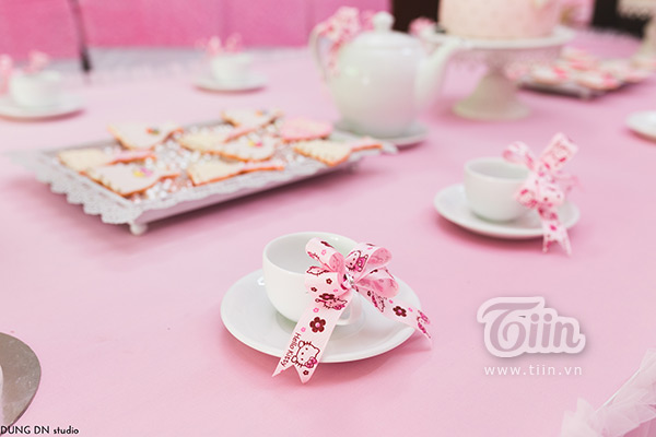 Đám hỏi ‘Hello Kitty’ siêu dễ thương của cặp đôi 8x