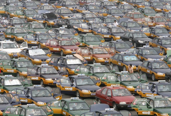 
Xe taxi xếp thành những hàng dài chờ khách bên ngoài sân bay Thủ Đô Bắc Kinh.
