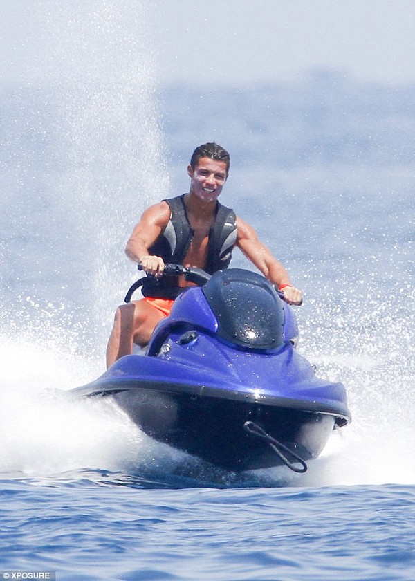 Ronaldo tươi cười trên chiếc mô tô trượt nước.