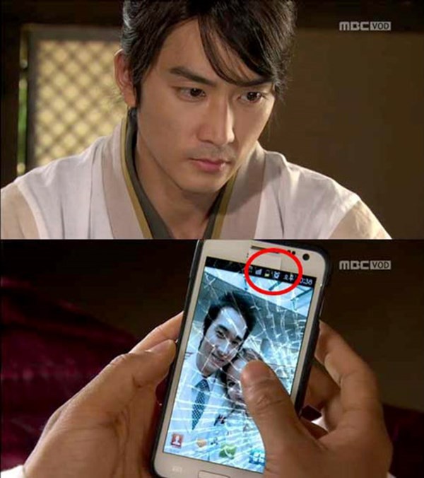 Trong bộ phim Dr. Jin, dù nhân vật của Song Seung Hun đã vượt thời gian đến thời  Joseon nhưng cột sóng điện thoại của anh vẫn đầy.