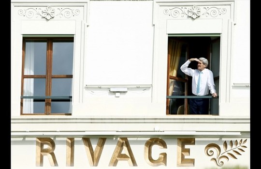 Một tấm ảnh lúc giải lao khác của ông Kerry. Ảnh: Reuters