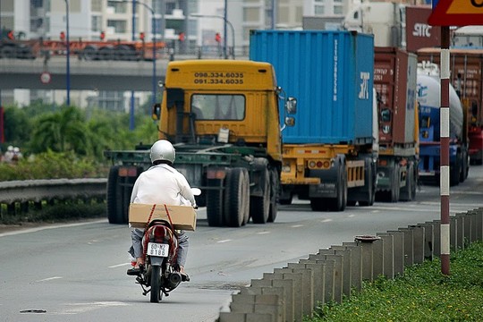 Trong khi cầu vượt Cát Lái đang ùn ứ nhiều xe tải, xe container, phương tiện xe máy vẫn chen chúc vào