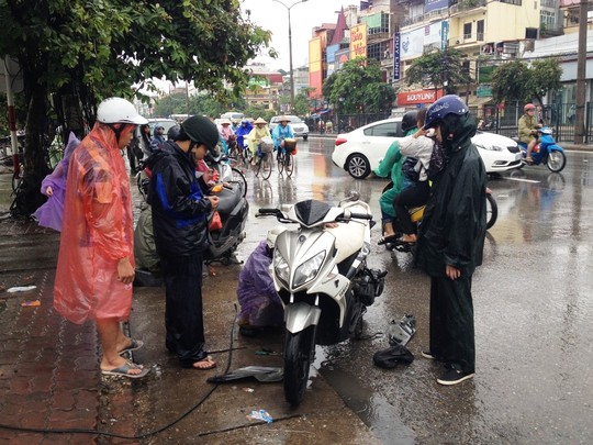 Bên ngoài đầu đường Giải Phóng nhiều thợ sửa xe máy “lợi dụng” thời cơ để hành nghề