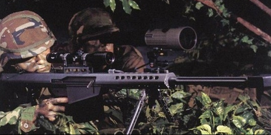 Súng sử dụng hộp tiếp đạn 0.50 Cal (12,7x99mm) theo tiêu chuẩn NATO. M82 được trang bị kính ngắm quang học hoặc kính ngắm hồng ngoại tùy thuộc vào nhiệm vụ. Súng có ống giảm giật đầu nòng đặc biệt với các lỗ thoát hơi thuốc nổ khi bắn hình chữ V hướng về sau cho phép triệt tiêu một phần lực giật của súng khí bắn.