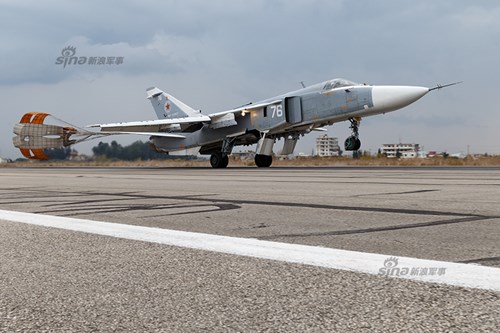 
Cường kích-ném bom Su-24 trở về căn cứ sau khi thực hiện nhiệm vụ.

