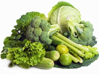 
Rau lá xanh: Những loại rau lá xanh đậm như súp lơ và rau chân vịt (hay còn gọi cải bó xôi)… là những loại rau cực kỳ tốt cho sức khỏe. Các chất diệp lục vốn có trong rau xanh sẽ làm nhiệm vụ hấp thụ các chất độc ra khỏi dòng máu

