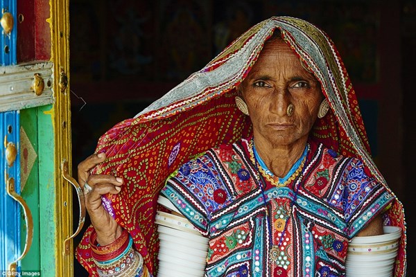 Phục trang sặc sỡ của người phụ nữ vùng Gujarat, miền tây Ấn Độ.