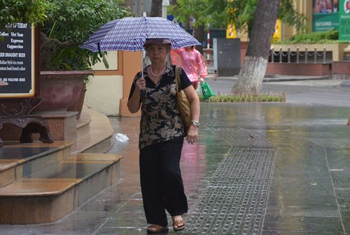 Gió mùa Đông Bắc tràn về gây mưa nhỏ tại Hà Nội và các tỉnh.