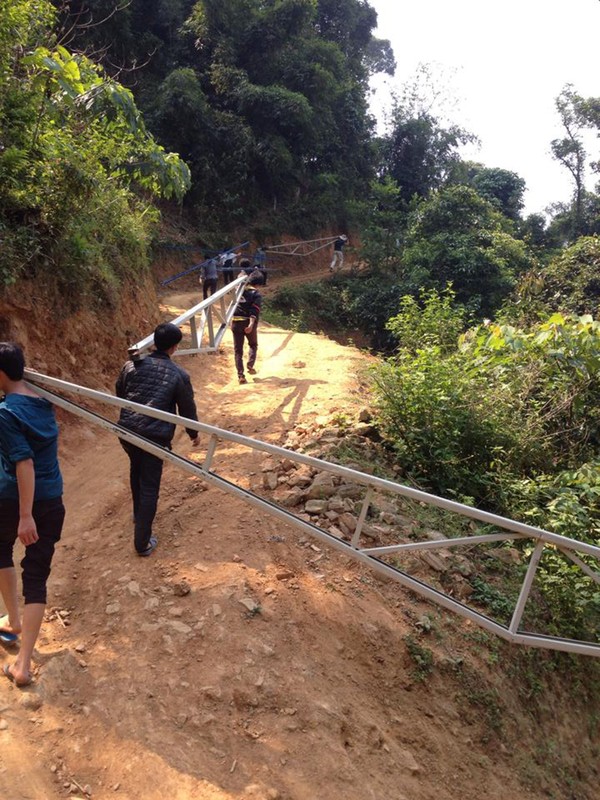 
Những công nhân xây dựng phải đi bộ, khuân từng thanh xà, kèo cột lên con đường núi ngoằn nghèo.
