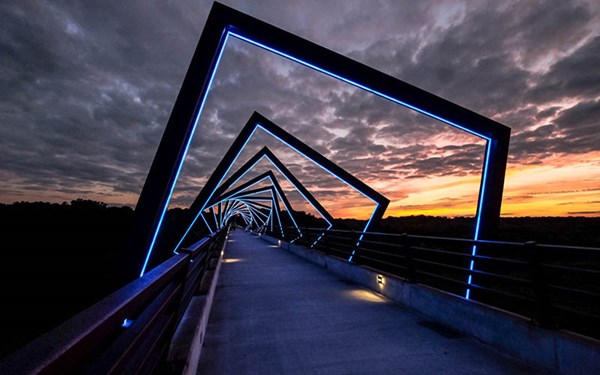 Cầu High Trestle Trail cao 40m, dài 770m, tại tiểu bang Iowa, Mỹ với kiến trúc lộng lẫy và độc đáo. (ảnh: Flickr).