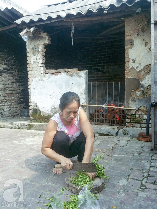 
Mọi công việc trong nhà đều do mẹ Thành gánh vác. Ngoài ra bà cũng cố gắng buôn bán nhỏ lẻ để kiếm thêm thu nhập.
