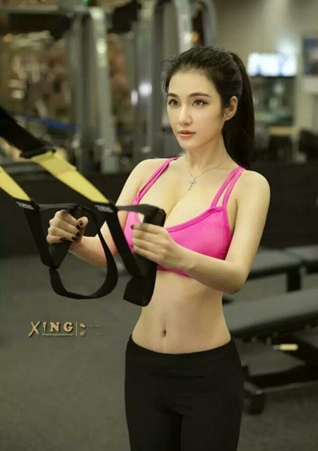 Co giao tuong lai khoe dang nuot na trong phong gym