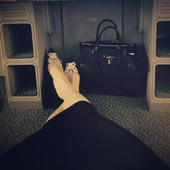 
Một bức ảnh khác khoe khéo phụ kiện thời trang của Hà Hồ gây tò mò cho rất nhiều người hâm mộ. Được biết bộ phụ kiện trong ảnh bao gồm túi xách Louis Vuitton và giày cao gót Louboutin.
