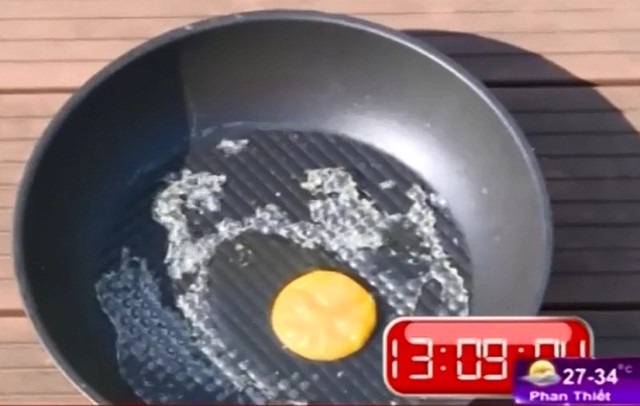 
Đây là hình ảnh trứng được rán trong chảo, dưới cái nắng gần 40 độ C ở Hà Nội hội tháng 5/2015. Chỉ sau 20 phút cho vào chảo, trứng đã chín và hoàn toàn có thể ăn được. (Ảnh cắt từ clip của Chuyển động 24h)
