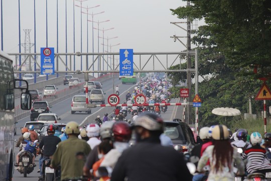 Lượng xe máy quá đông khiến đường lên cầu Sài Gòn hỗn loạn. Cầu Sài Gòn cũng ken đặc xe máy lưu thông.