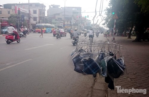 
Một điểm bán khẩu trang, đồ dùng bảo hộ trên nhiều tuyến đường như Giải Phóng, Nguyễn Xiển.

