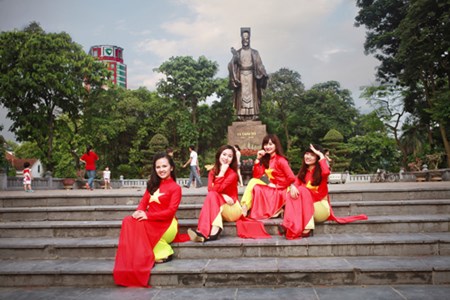 Nu sinh mac ao dai co do sao vang chup anh ky yeu