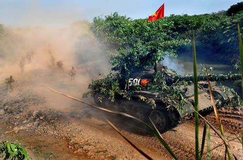 Xe tăng của Lữ đoàn dẫn dắt bộ binh tiến công trong diễn tập hợp đồng quân binh chủng.