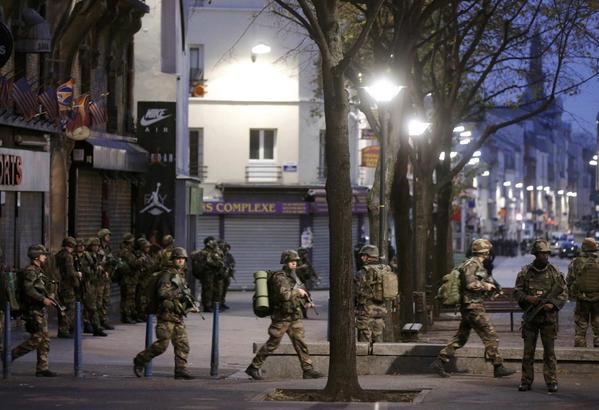 
Các binh sĩ quân đội Pháp được điều động tới hiện trường. Ảnh: REUTERS/Christian Hartmann
