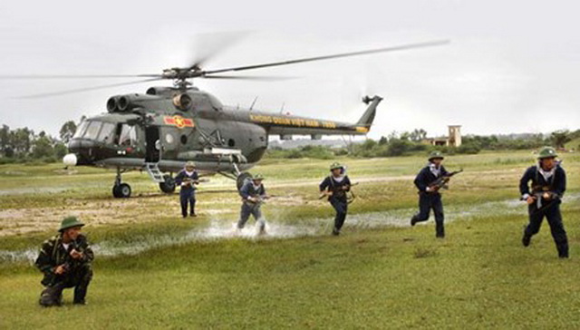 
Hải quân đánh bộ Việt Nam đổ bộ từ trực thăng đánh chiếm mục tiêu. Ảnh: Quân đội nhân dân
