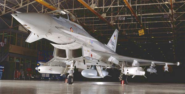 Một trang bị khác của Eurofighter Typhoon, từ trái qua tính từ giá treo trung tâm: thùng nhiên liệu phụ 1000l (giá treo trung tâm), tên lửa Meteor (giá treo trên thân), tên lửa Taurus KEPD 350 (giá treo thứ 3), tên lửa ALARM (giá treo thứ 2), tên lửa AIM-132 ASRAAM (giá treo thứ 1).