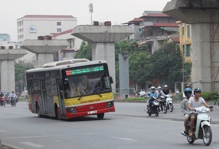 
Xe buýt nghiêng hẳn 1 bên khi lưu thông trên đường.

 
