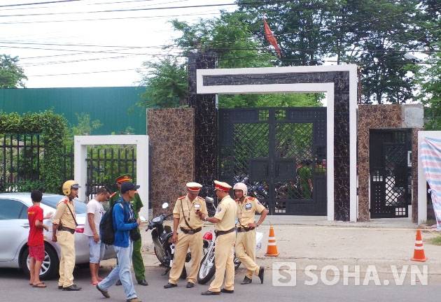 Cổng ngôi nhà nơi xảy ra vụ thảm án ở khiến 6 người chết ở Bình Phước