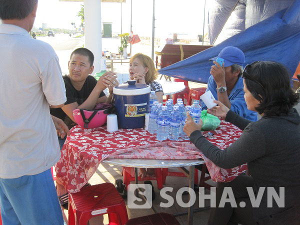 Thi thể nạn nhân được đặt tại đường Nguyễn Tất Thành, rất nhiều người dân đến thăm viếng.
