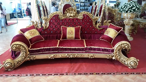 
Bộ sofa dát vàng này có giá khoàng 2 tỷ đồng, do người thợ thủ công Việt Nam làm ra. (Ảnh: Lê Tú)
