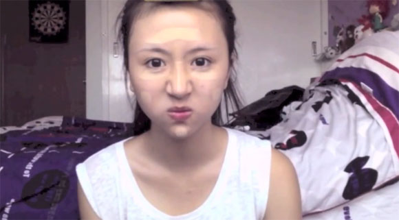 Trong những clip dậy trang điểm trước kia, gương mặt mộc của Quỳnh Anh cũng được nhận xét là khá xinh xắn, đáng yêu