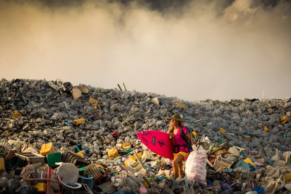 
Đằng sau “thiên đường” du lịch Maldive, có một hòn đảo nhân tạo được dành riêng để chứa rác thải của con người. Đó chính là đảo rác Thilafushi, nơi đón nhận 330 tấn rác mỗi ngày.
