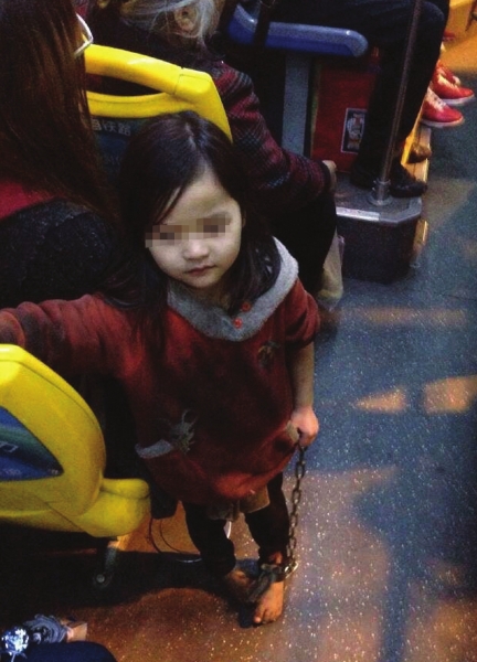 Hình ảnh bé gái đi chân trần, bị xích chân trên xe bus khiến dư luận Trung Quốc xôn xao.