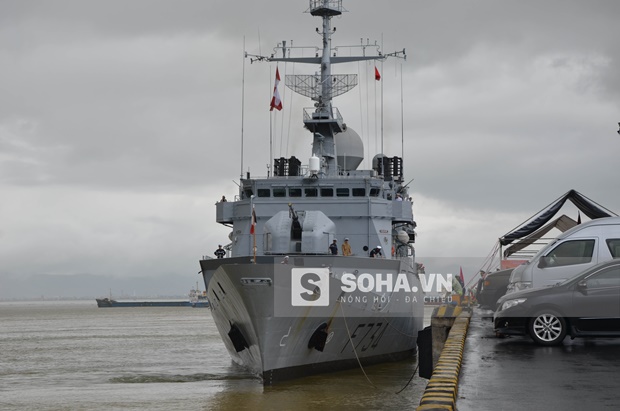 
Vendémiaire (F734) thuộc lớp tàu hộ vệ Floréal đóng tại nhà máy Chantiers de lAtlantique theo đơn đặt hàng của Hải quân Pháp vào năm 1989, con tàu được hạ thủy ngày 17/1/1992, bắt đầu hoạt động ngày 23/8/1992 và chính thức vào biên chế ngày 21/10/1993.
