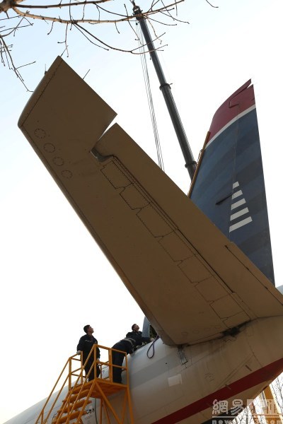 Ngày 11 tháng 3 năm 2015, nhân viên bảo trì đang lắp đuôi máy bay.