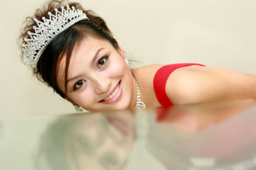
Tề Phương đăng quang Hoa hậu Hoàn vũ Trung Quốc năm 2006
