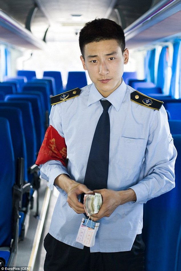 Nhiều dân mạng nhận xét Zhao là anh chàng bán vé xe buýt đẹp trai nhất từ trước tới nay.