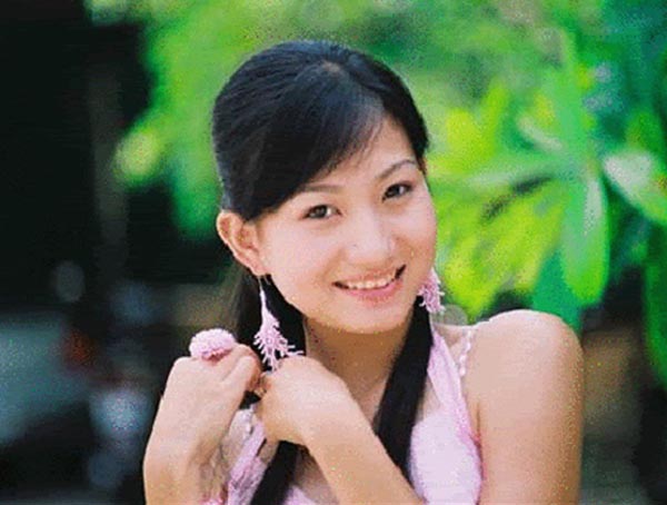 Thanh Huyền sinh năm 1990 và từng là học sinh trường THPT Việt Đức - Hà Nội. Năm 2006-2007, Thanh Huyền tham gia phần 1 Nhật ký Vàng Anh với vai Bích đanh đá, ngang bướng.